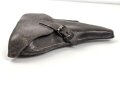 Koffertasche zur Pistole P08 der Wehrmacht. Ungereinigtes Stück, die Koppelschlaufen in alter Zeit repariert, eine davon defekt.