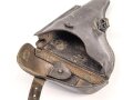 Koffertasche zur Pistole P08 der Wehrmacht. Ungereinigtes Stück, die Koppelschlaufen in alter Zeit repariert, eine davon defekt.