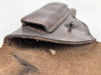 Tasche zur Pistole Modell 27 der Wehrmacht. Getragenes Stück in gutem Gesamtzustand mit reparierter Koppelschlaufe, datiert 1941