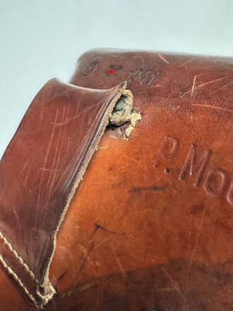 Tasche zur Pistole Modell 27 der Wehrmacht. Getragenes Stück in gutem Gesamtzustand mit reparierter Koppelschlaufe, datiert 1941