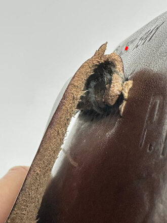 Tasche zur Pistole Modell 27 der Wehrmacht. Getragenes Stück in gutem Gesamtzustand mit reparierter Koppelschlaufe, datiert 1941