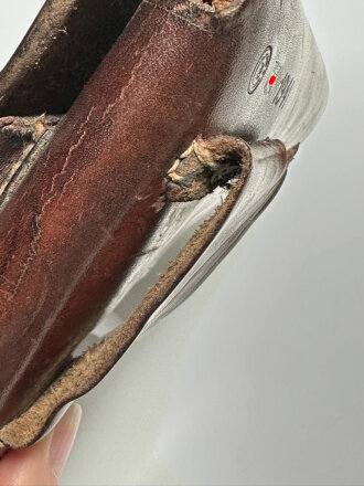 Tasche zur Pistole Modell 27 der Wehrmacht. Getragenes Stück in gutem Gesamtzustand mit reparierter Koppelschlaufe, datiert 1941