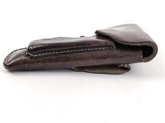 Tasche zur Pistole Modell 27 der Wehrmacht. Getragenes Stück in gutem Gesamtzustand mit reparierter Koppelschlaufe, datiert 1941