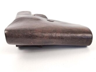 Tasche zur Pistole Modell 27 der Wehrmacht. Getragenes Stück in gutem Gesamtzustand mit reparierter Koppelschlaufe, datiert 1941