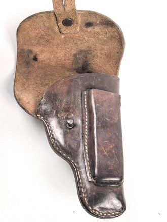 Tasche zur Pistole Modell 27 der Wehrmacht. Getragenes Stück in gutem Gesamtzustand mit reparierter Koppelschlaufe, datiert 1941