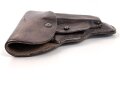 Tasche zur Pistole Modell 27 der Wehrmacht. Getragenes Stück in gutem Gesamtzustand mit reparierter Koppelschlaufe, datiert 1941