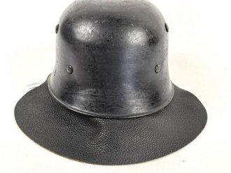 Feuerwehr III.Reich, Stahlhelm mit Nackenschutz in gutem Zustand. In allen Teilen Original, getragenes Stück in gutem Gesamtzustand.