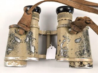 Dienstglas 6 x 30 Wehrmacht. Sandfarbener Originallack, "Dienstglas" rausgekratzt, linker Verstellring ohne Funktion, durchsicht rechts verschmutzt.