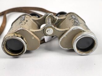 Dienstglas 6 x 30 Wehrmacht. Sandfarbener Originallack, "Dienstglas" rausgekratzt, linker Verstellring ohne Funktion, durchsicht rechts verschmutzt.
