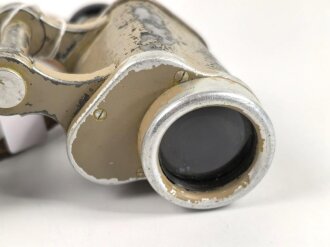 Dienstglas 6 x 30 Wehrmacht. Sandfarbener Originallack, "Dienstglas" rausgekratzt, linker Verstellring ohne Funktion, durchsicht rechts verschmutzt.