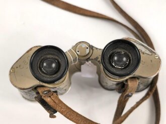 Dienstglas 6 x 30 Wehrmacht. Sandfarbener Originallack, "Dienstglas" rausgekratzt, linker Verstellring ohne Funktion, durchsicht rechts verschmutzt.