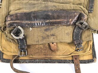 Tornister Wehrmacht. Getragenes Stück in gutem Gesamtzustand, modifiziertes Koppeltragegestell als Trageriemen, datiert 1940
