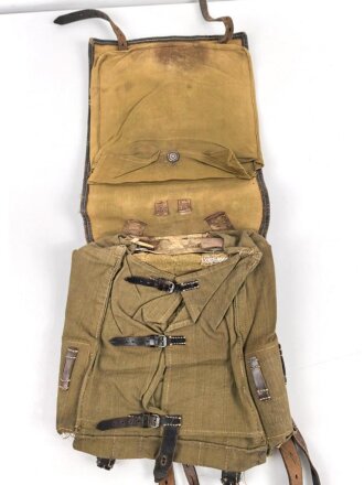 Tornister Wehrmacht. Getragenes Stück in gutem Gesamtzustand, modifiziertes Koppeltragegestell als Trageriemen, datiert 1940