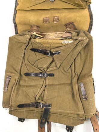 Tornister Wehrmacht. Getragenes Stück in gutem Gesamtzustand, modifiziertes Koppeltragegestell als Trageriemen, datiert 1940