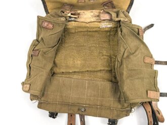 Tornister Wehrmacht. Getragenes Stück in gutem Gesamtzustand, modifiziertes Koppeltragegestell als Trageriemen, datiert 1940