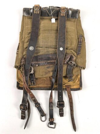 Tornister Wehrmacht. Getragenes Stück in gutem Gesamtzustand, modifiziertes Koppeltragegestell als Trageriemen, datiert 1940