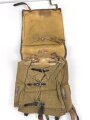 Tornister Wehrmacht. Getragenes Stück in gutem Gesamtzustand, modifiziertes Koppeltragegestell als Trageriemen, datiert 1940