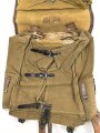 Tornister Wehrmacht. Getragenes Stück in gutem Gesamtzustand, modifiziertes Koppeltragegestell als Trageriemen, datiert 1940