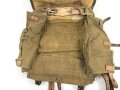 Tornister Wehrmacht. Getragenes Stück in gutem Gesamtzustand, modifiziertes Koppeltragegestell als Trageriemen, datiert 1940