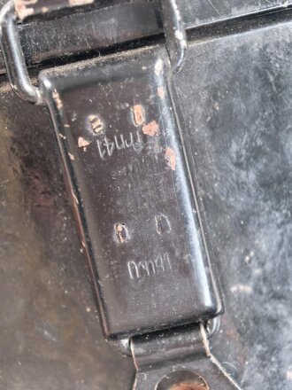 Behälter zum Dienstglas 6 x 30 der Wehrmacht aus schwarzer Preßmasse. gebraucht, guter Gesamtzustand