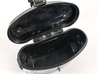 Behälter zum Dienstglas 6 x 30 der Wehrmacht aus schwarzer Preßmasse. gebraucht, guter Gesamtzustand