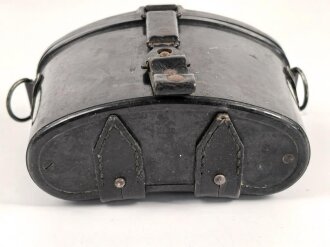 Behälter zum Dienstglas 6 x 30 der Wehrmacht aus schwarzer Preßmasse. gebraucht, guter Gesamtzustand