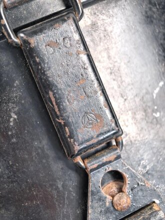Behälter zum Dienstglas 6 x 30 der Wehrmacht aus schwarzer Preßmasse. gebraucht, guter Gesamtzustand