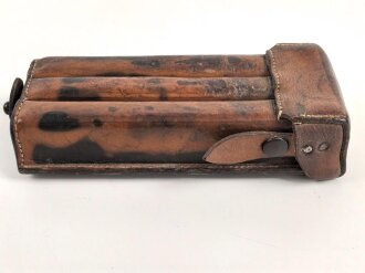Magazintasche Steyr MP34 aus Leder. Im Deckel undeutlich gestempelt, sonst keine Markierungen. Prym 6 Druckknöpfe
