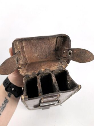 Magazintasche Steyr MP34 aus Leder. Im Deckel undeutlich gestempelt, sonst keine Markierungen. Prym 6 Druckknöpfe