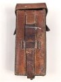Magazintasche Steyr MP34 aus Leder. Im Deckel undeutlich gestempelt, sonst keine Markierungen. Prym 6 Druckknöpfe
