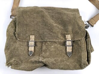 Pionier Seitentasche zum umhängen für 1 und 3 kg Ladungen , getragenes Stück, mit italienischem Beutetrageriemen versehen