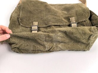 Pionier Seitentasche zum umhängen für 1 und 3 kg Ladungen , getragenes Stück, mit italienischem Beutetrageriemen versehen