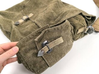 Pionier Seitentasche zum umhängen für 1 und 3 kg Ladungen , getragenes Stück, mit italienischem Beutetrageriemen versehen
