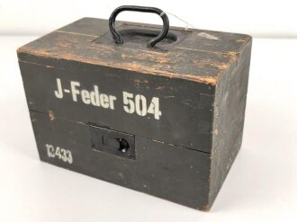 Transportkasten für " J-Feder 504 " 21 Tage Zeitzünder der Wehrmacht für maximal 504 Stunden Laufzeit. Mit zugehörigem Prüfbuch. Guter Zustand
