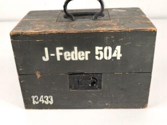 Transportkasten für " J-Feder 504 " 21 Tage Zeitzünder der Wehrmacht für maximal 504 Stunden Laufzeit. Mit zugehörigem Prüfbuch. Guter Zustand