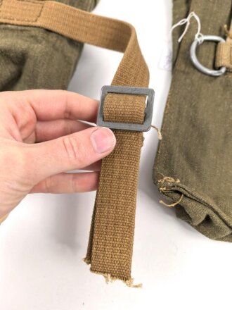 Paar Koppeltaschen für Pioniere der Wehrmacht. Guter Zustand, der Verbindungsriemen durchgeschnitten, Ein Schnallriemen leicht defekt, sonst sehr guter Zustand