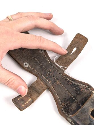 Koppelschuh für ein Seitengewehr M94/98 zum k98 der Wehrmacht. Getragenes Stück mit Reichsbetriebsnummer