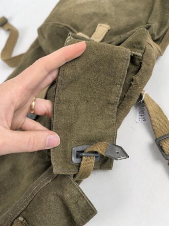 Pionier Rucksack für 3kg Ladungen und das Kochgeschirr. Seltene Variante mit angenähten Trageriemen