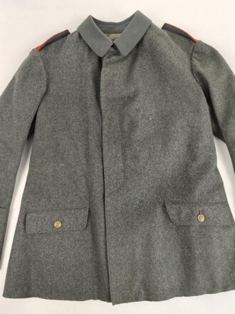 1.Weltkrieg, Feldbluse Modell 1915 für einen Angehörigen im Württembergischen Fußartillerie Regiment No. 13.  Kammerstück in gutem Zustand, lediglich ein Schaden im Bereich der linken Brust.