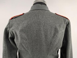 1.Weltkrieg, Feldbluse Modell 1915 für einen Angehörigen im Württembergischen Fußartillerie Regiment No. 13.  Kammerstück in gutem Zustand, lediglich ein Schaden im Bereich der linken Brust.