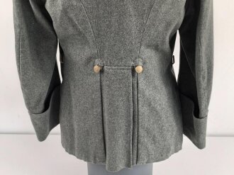 1.Weltkrieg, Feldbluse Modell 1915 für einen Angehörigen im Württembergischen Fußartillerie Regiment No. 13.  Kammerstück in gutem Zustand, lediglich ein Schaden im Bereich der linken Brust.