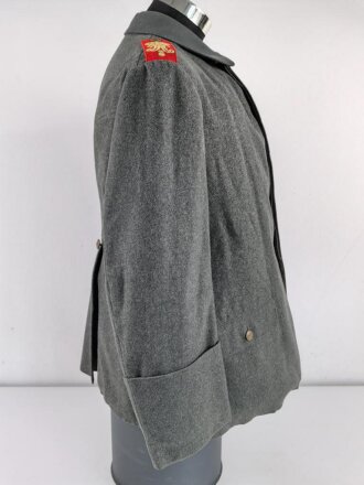 1.Weltkrieg, Feldbluse Modell 1915 für einen Angehörigen im Württembergischen Fußartillerie Regiment No. 13.  Kammerstück in gutem Zustand, lediglich ein Schaden im Bereich der linken Brust.