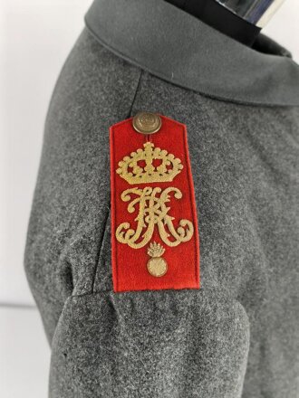 1.Weltkrieg, Feldbluse Modell 1915 für einen Angehörigen im Württembergischen Fußartillerie Regiment No. 13.  Kammerstück in gutem Zustand, lediglich ein Schaden im Bereich der linken Brust.