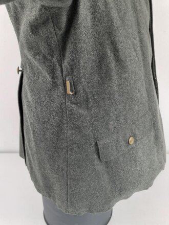 1.Weltkrieg, Feldbluse Modell 1915 für einen Angehörigen im Württembergischen Fußartillerie Regiment No. 13.  Kammerstück in gutem Zustand, lediglich ein Schaden im Bereich der linken Brust.