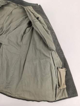 1.Weltkrieg, Feldbluse Modell 1915 für einen Angehörigen im Württembergischen Fußartillerie Regiment No. 13.  Kammerstück in gutem Zustand, lediglich ein Schaden im Bereich der linken Brust.