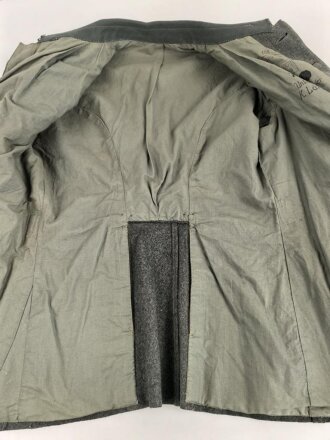 1.Weltkrieg, Feldbluse Modell 1915 für einen Angehörigen im Württembergischen Fußartillerie Regiment No. 13.  Kammerstück in gutem Zustand, lediglich ein Schaden im Bereich der linken Brust.