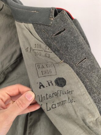 1.Weltkrieg, Feldbluse Modell 1915 für einen Angehörigen im Württembergischen Fußartillerie Regiment No. 13.  Kammerstück in gutem Zustand, lediglich ein Schaden im Bereich der linken Brust.