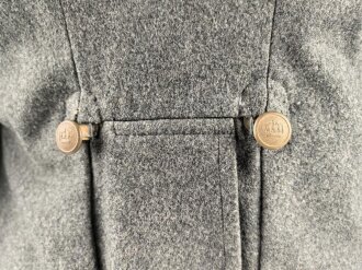 1.Weltkrieg, Feldbluse Modell 1915 für einen Angehörigen im Württembergischen Fußartillerie Regiment No. 13.  Kammerstück in gutem Zustand, lediglich ein Schaden im Bereich der linken Brust.