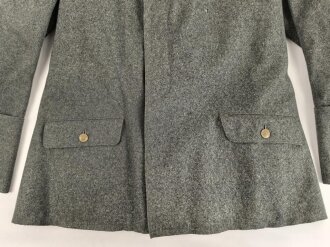 1.Weltkrieg, Feldbluse Modell 1915 für einen Angehörigen im Württembergischen Fußartillerie Regiment No. 13.  Kammerstück in gutem Zustand, lediglich ein Schaden im Bereich der linken Brust.