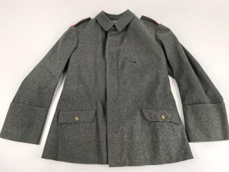 1.Weltkrieg, Feldbluse Modell 1915 für einen Angehörigen im Württembergischen Fußartillerie Regiment No. 13.  Kammerstück in gutem Zustand, lediglich ein Schaden im Bereich der linken Brust.